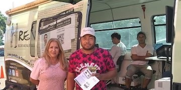 Wilma Andino delegada del Renatre en Misiones y uno de los trabajadores documentados en un operativo móvil\u002E (Prensa REnatre)