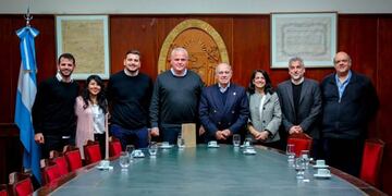 Firma de convenio (Fundación León Web)