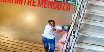 Un violento robo en la Galeria Tonsa quedó registrado por las cámaras de seguridad