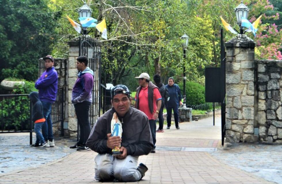 La lluvia condicionó la llegada de peregrinos a La Gruta de Lourdes