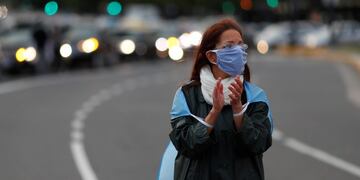 An anti-quarantine demonstrator applauds, during a protest against the quarantine measures in the city of Buenos Aires, amid the coronavirus disease (COVID-19) outbreak, at the Buenos Aires obelisk, Argentina May 30, 2020\u002E REUTERS/Agustin Marcarian