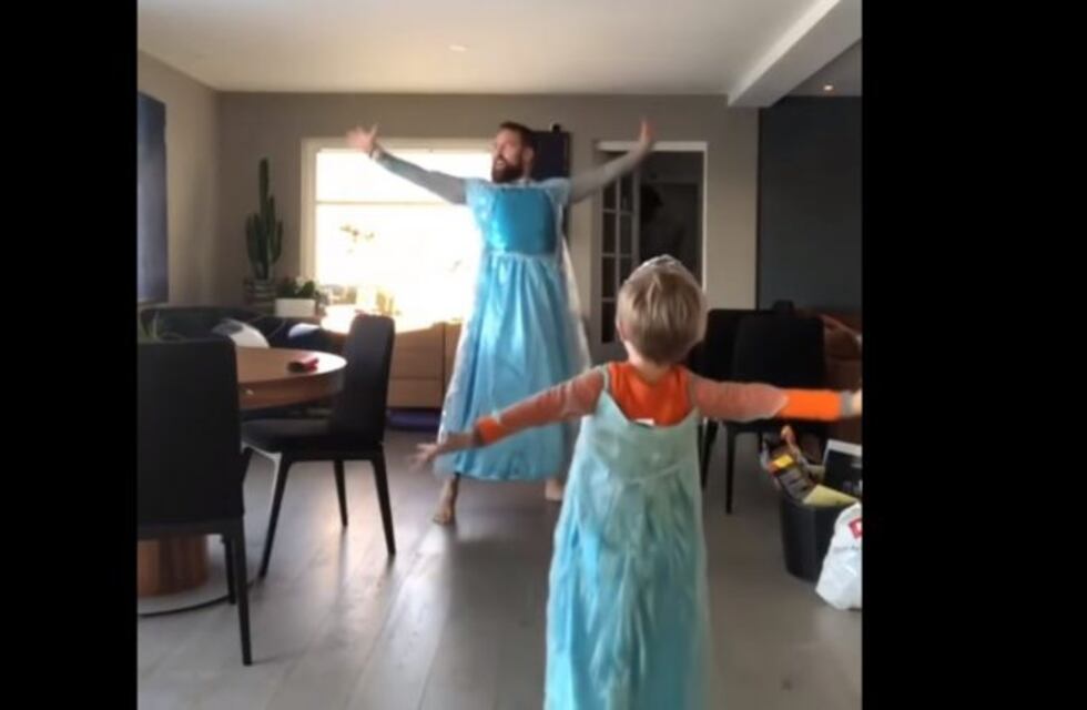 Su hijo quería bailar como "Frozen" y compró dos vestidos para hacerlo juntos