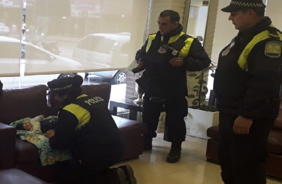 Una policía salvó la vida a un bebé en el microcentro tucumano