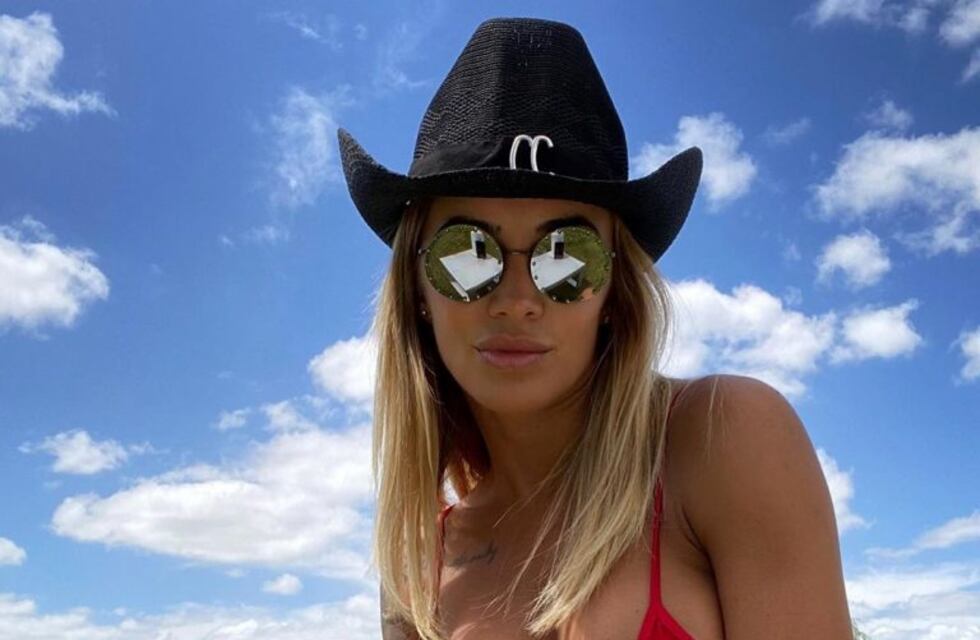 Claudia Ciardone en cuarentena: con micro bikini al borde de la pileta
