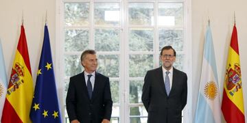 GRA309. MADRID, 23/02/2017.- El presidente del Gobierno, Mariano Rajoy (d), y el presidente de Argentina, Mauricio Macri, posan poco antes de firmar hoy varios acuerdos tras la reuniu00f3n que han mantenido en el Palacio de la Moncloa, en la que han relanzado