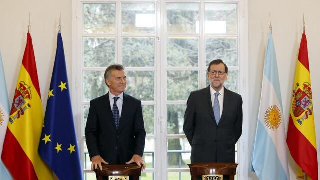 GRA309. MADRID, 23/02/2017.- El presidente del Gobierno, Mariano Rajoy (d), y el presidente de Argentina, Mauricio Macri, posan poco antes de firmar hoy varios acuerdos tras la reuniu00f3n que han mantenido en el Palacio de la Moncloa, en la que han relanzado