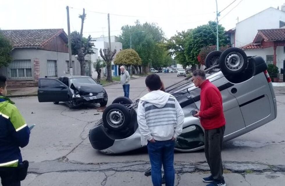 Choque y vuelco en la esquina de 11 de Septiembre y 1° de Mayo