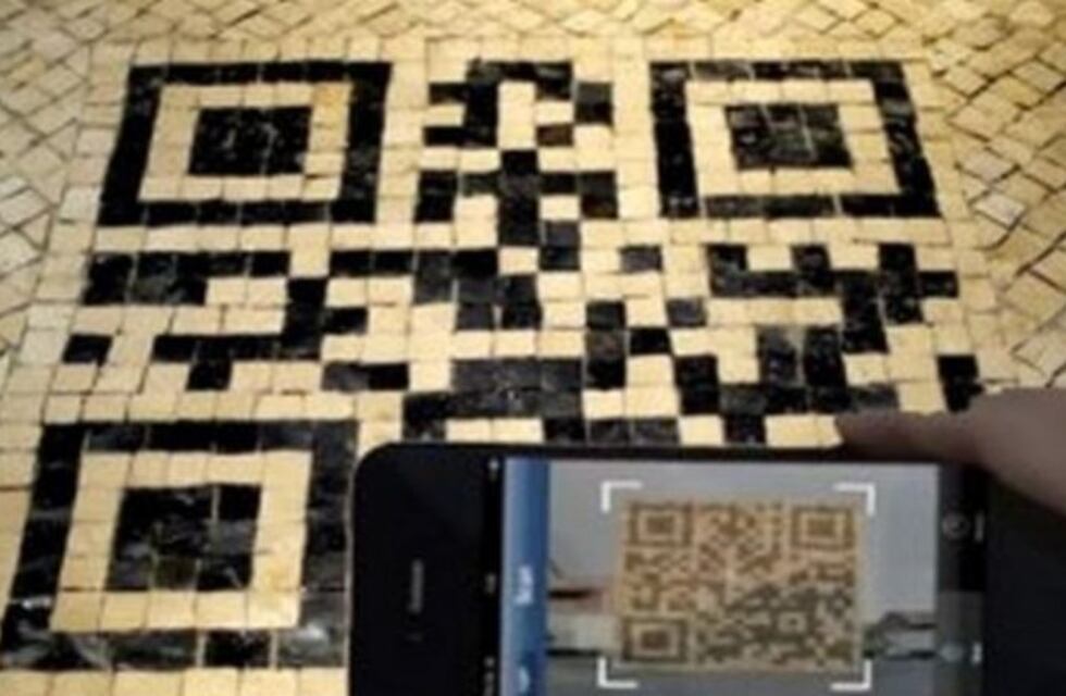 Homenajean a artistas paranaenses instalando baldosas con códigos QR