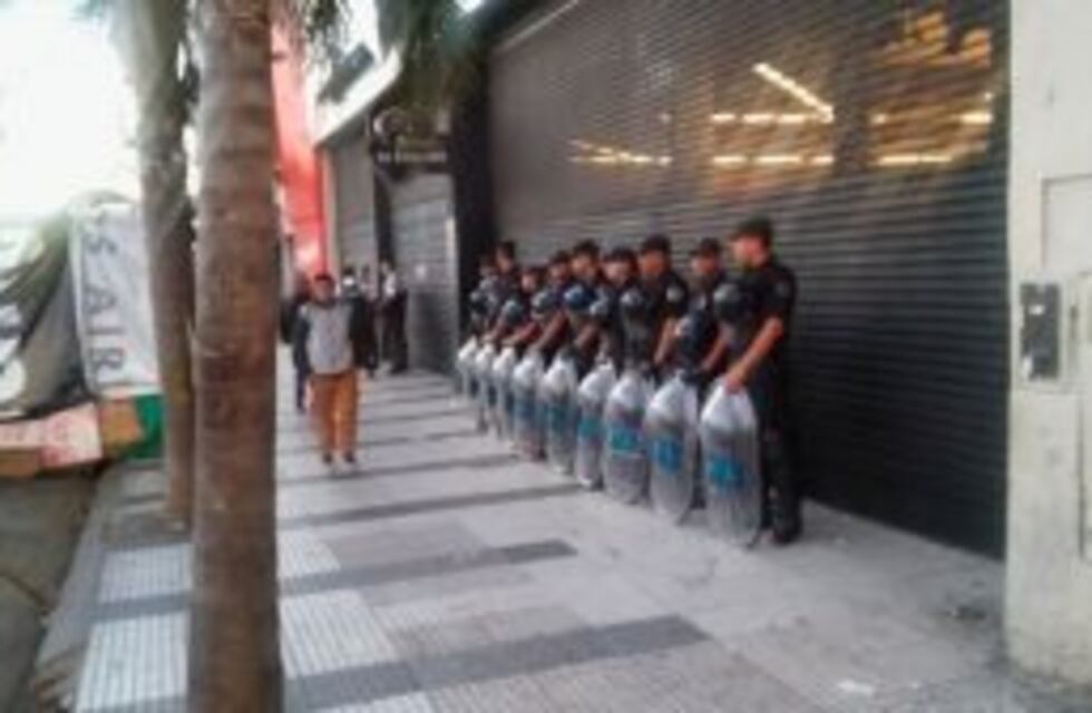 Constitución: buscan desalojar a vendedores ambulantes del Paseo de la Estación