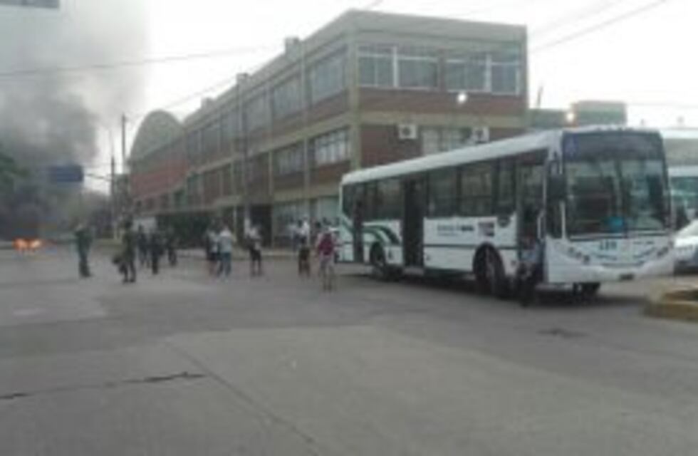 La línea 159 está de paro porque atacaron a cuchillazos a un chofer para robarle