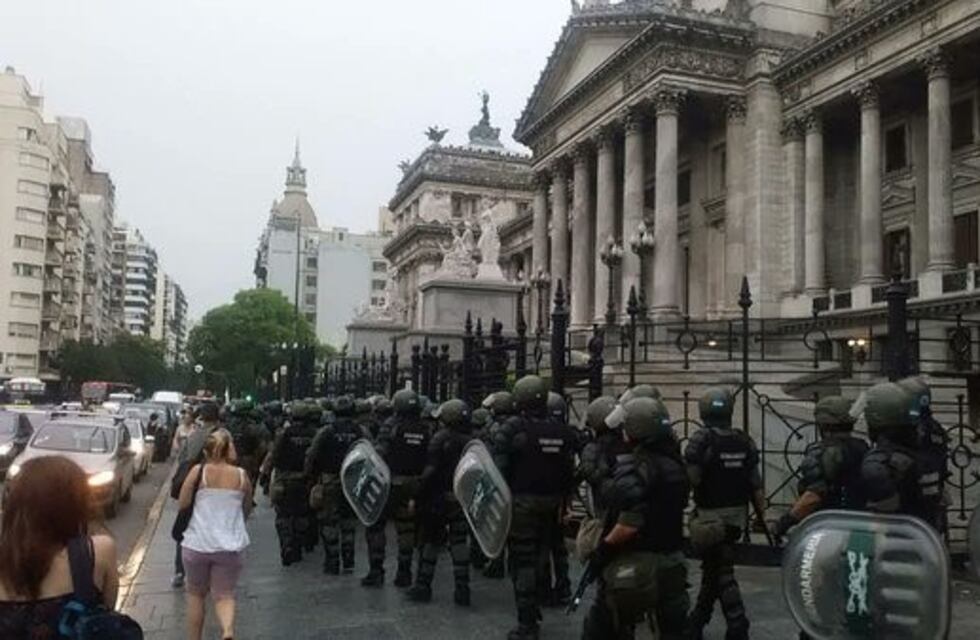 Gendarmería se enfrentó con manifestantes frente al Congreso