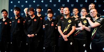 FPX chinese team members (L), and G2 European team members pose before the League of Legends world championships finals, on November 8, 2019, at the Eiffel Tower in Paris\u002E (Photo by ALAIN JOCARD / AFP)