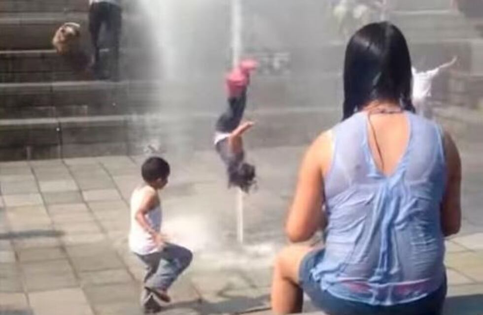 Una niña voló por los aires al pisar una salida de agua