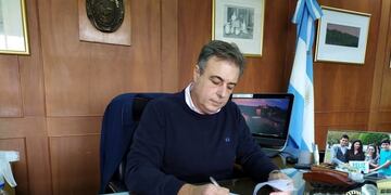 El intendente Luis Castellano firmando el nuevo decreto que extiende la emergencia sanitaria y obliga el uso de \