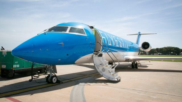 BAS200a.- BUENOS AIRES (ARGENTINA), 7/03/2017.- Fotografu00eda cedida por el Ministerio de Transporte de Argentina hoy, martes 7 de marzo de 2017, en Buenos Aires, del aviu00f3n de la nueva aerolu00ednea Flyest que el ministro de Transporte argentino, Guillermo Dietr