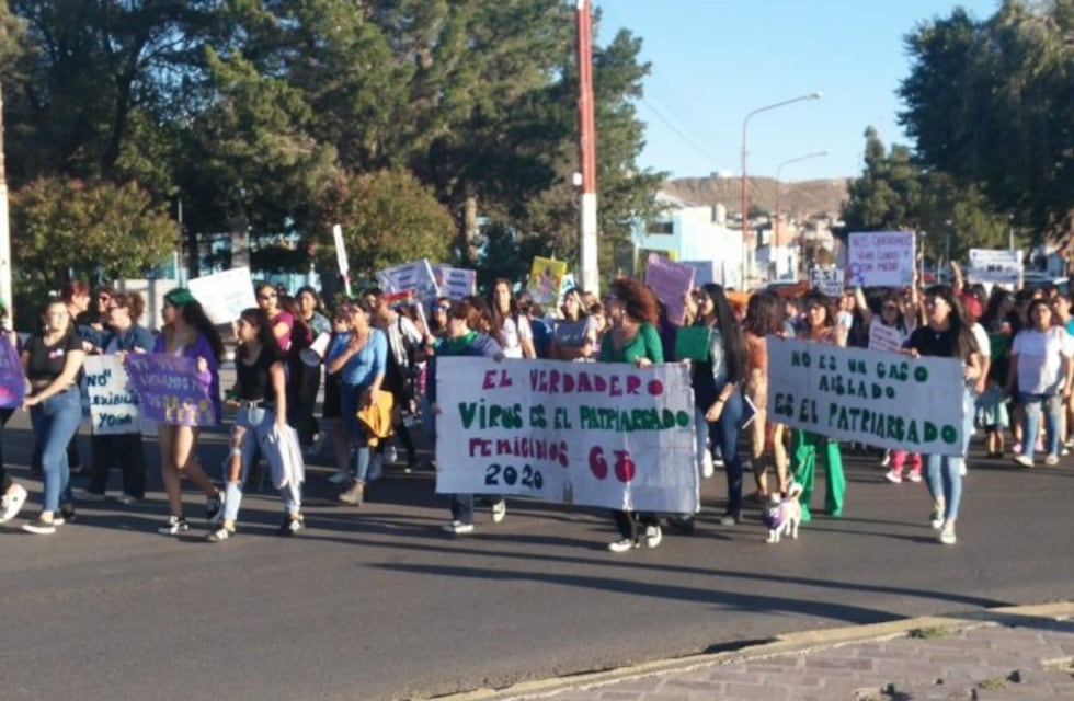 8M: organizaciones marcharon y pintaron un mural