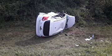 Terminó a un costado de la ruta el Ford Focus que impactó contra el Peugeot 207\u002E Fuente: Misiones Cuatro\u002E