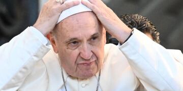Pope Francis holds his skullcap as he arrives in the popemobile car for the weekly general audience on October 24, 2018 at St\u002E Peter's square in the Vatican\u002E (Photo by Vincenzo PINTO / AFP) ciudad del vaticano papa francisco audiencia general semanal del papa religion iglesia catolica