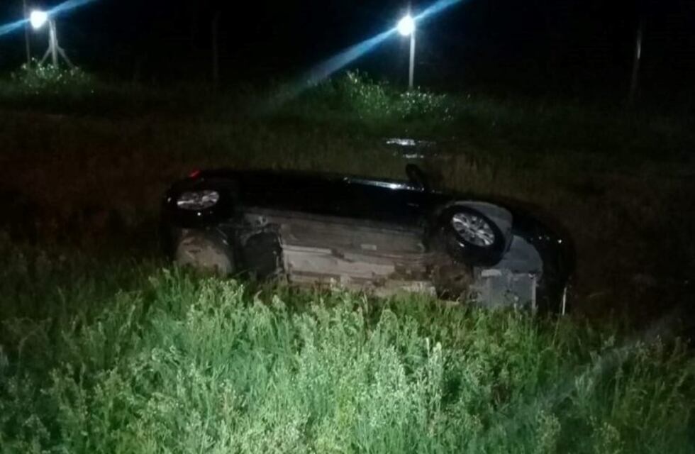 Auto despistó en la Ruta 5 y cayó a una canaleta