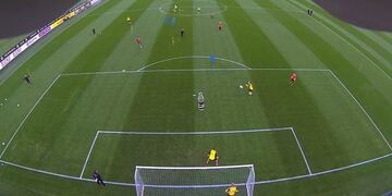 Raphael Guerreiro sorprendió a todos sus compañeros del Borussia Dortmund con un golazo acrobático\u002E
