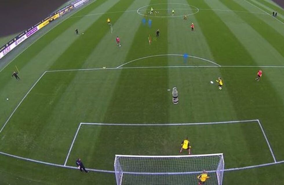 ¡Golazo espectacular! Ensayó una pirueta acrobática y definió con un lujoso taco