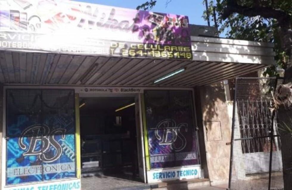 Usaron un arma de juguete y desvalijaron un negocio de celulares