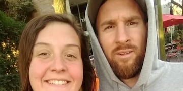La estrella del Barcelona posó para la foto con fanáticos en Funes el fin de semana\u002E (@funesmall)