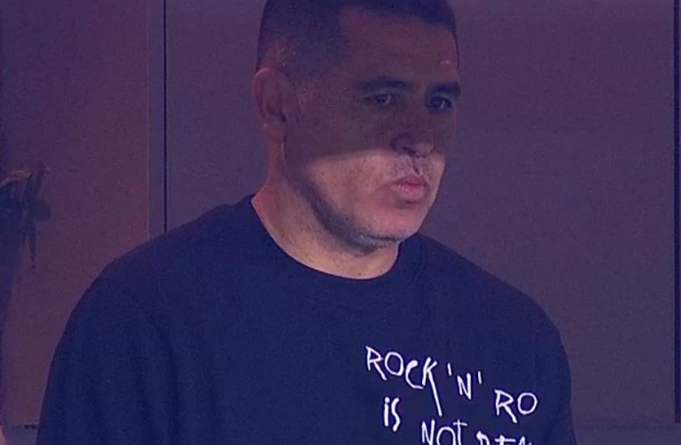 Cuánto cuesta el buzo “Rock ‘n’ Roll is not dead” que usó Riquelme y fue tendencia en redes durante el partido de Boca