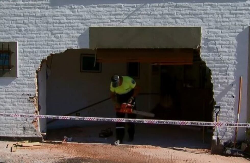 Dos heridos al incrustarse un auto en una casa de Mataderos