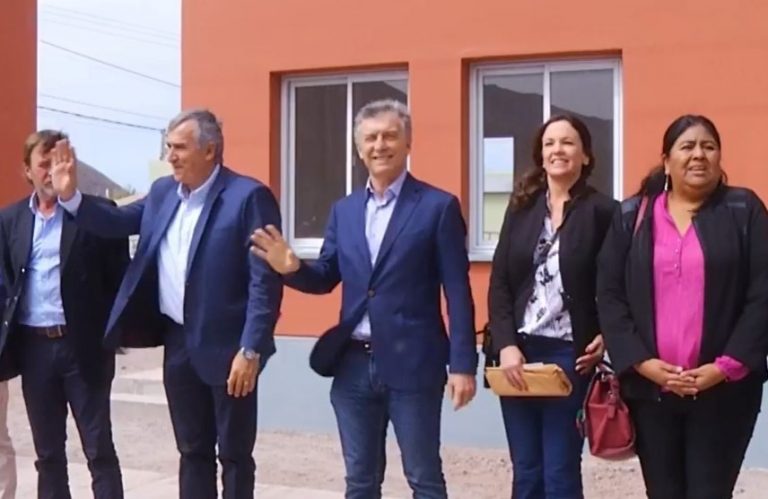 Macri y Morales entregan en Volcán escrituras y recorren obras