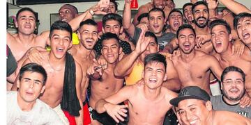 Todo el plantel de Central Córdoba celebró el ascenso en el vestuario al ritmo de la cumbia\u002E