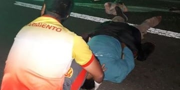 jugadores de Sarmiento asistiendo en accidente