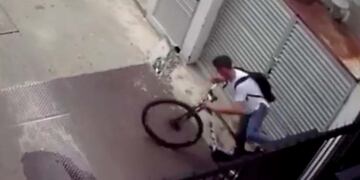 La imagen muestra al joven huyendo del lugar con la bici\u002E (El Informante)