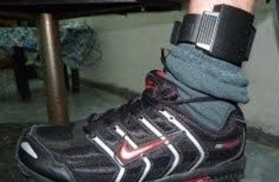 Tenía que estar en arresto domiciliario y andaba paseando por la calle