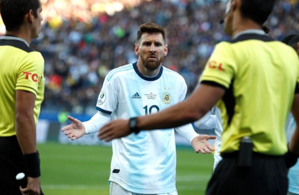 Increíble: Lionel Messi se cruzó con Gary Medel y fueron expulsados en el encuentro por Copa América