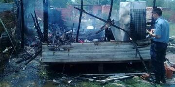 Un vecino rescató a tres hermanitos del incendio total de su casa en Corrientes\u002E (Foto: Twitter)