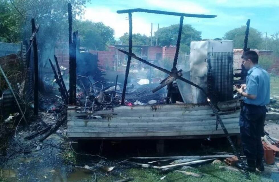 Un vecino rescató a tres hermanitos del incendio total de su casa