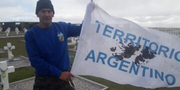 Escobedo con la bandera que lleva cada vez que va a Malvinas\u002E
