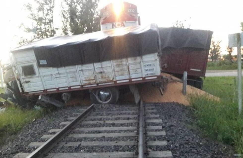 Mala racha: otro tren chocó a un camión en el cordón industrial en menos de 24 horas