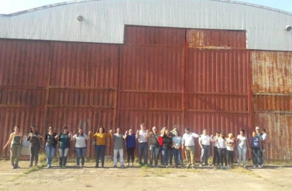 Padres de la Escuela Aeronáutica reclaman por la quita de hangares