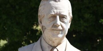 El busto de el ex presidente argentino, Ricardo Alfonsín fue objeto del vandalismo\u002E