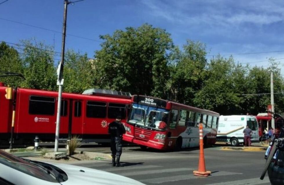 Impactante: Metrotranvía chocó con un colectivo