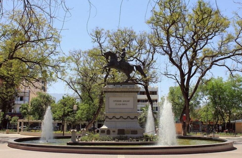 Continúan las tareas de mantenimiento en la plaza principal