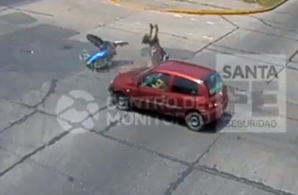 Impactante choque entre una moto y un auto quedó filmado
