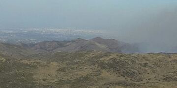 Así se ve el fuego desde la aerosilla del Pan de Azúcar (gentileza Carlos Romero)\u002E