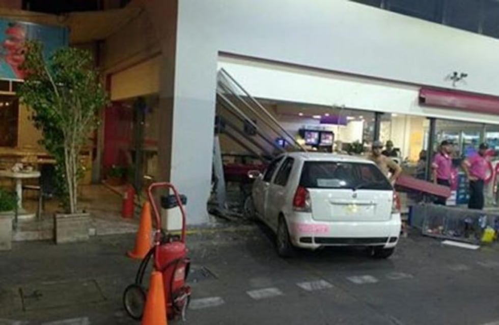 Se incrustraron en un minishop con un auto que tenía pedido de secuestro