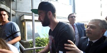 Gonzalo Higuaín fue recibido en Milán como un verdadero héroe\u002E REUTERS/Daniele Mascolo