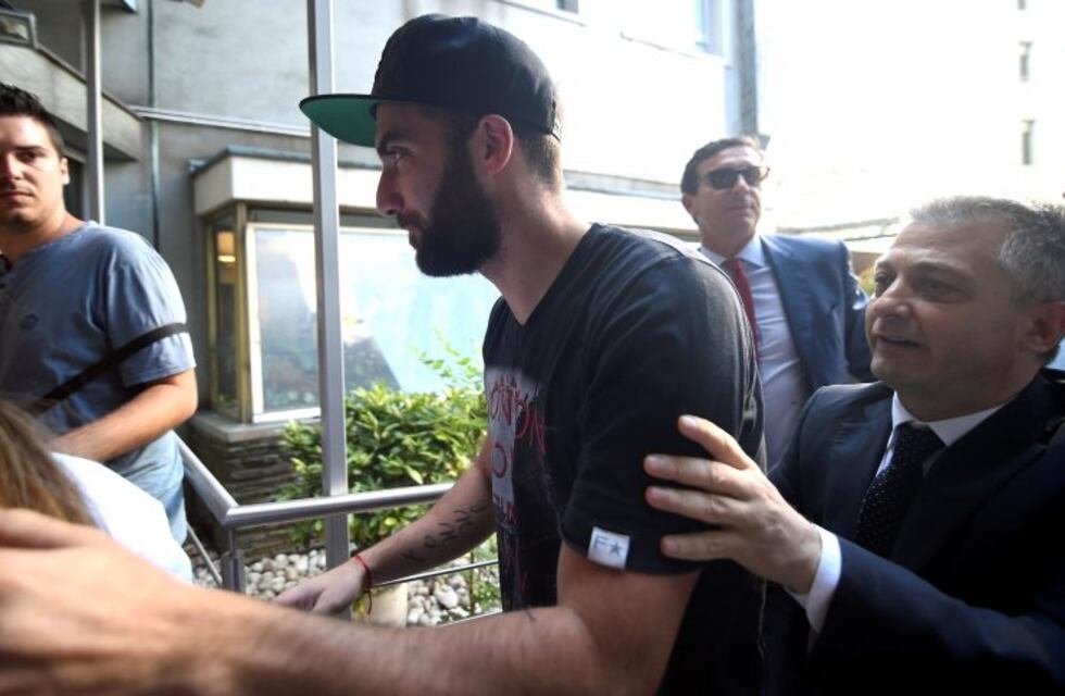 Higuaín se hizo la revisión médica y posó por primera vez con la camiseta del Milan