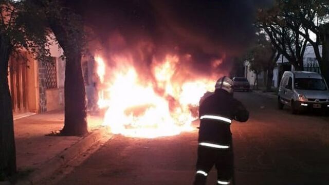 Un taxi se prendió fuego en segundos\u002E Foto: policía de san luis