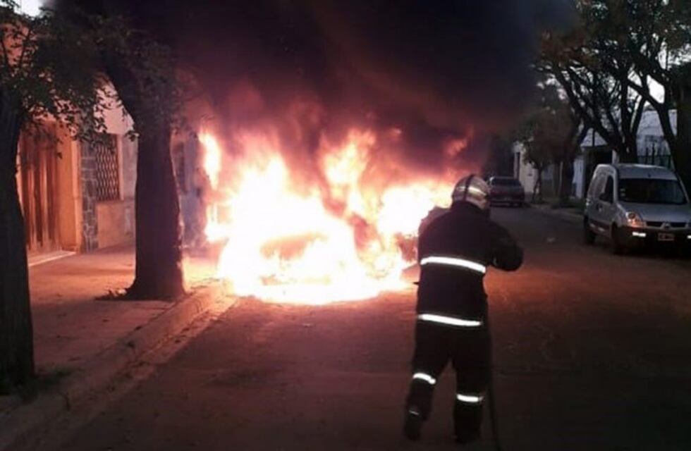 Un taxi ardió en llamas en plena capital puntana